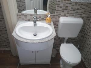 佩奇START Apartmanok的浴室配有白色水槽和卫生间。