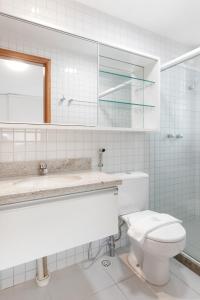嘎林海斯港Condomínio Nui Supreme (BY MAI)的一间带卫生间、水槽和镜子的浴室