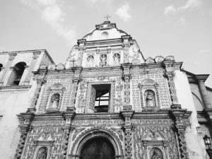 克萨尔特南戈Hotel Ideal, Your House in Quetzaltenango的教堂的黑白照片