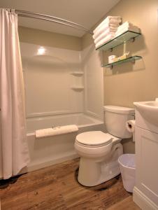 奥甘奎特Studio East Motel的一间带卫生间、浴缸和淋浴的浴室
