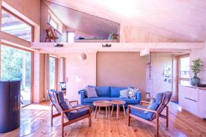 ZempowStudio Zempow, ökologisches Ferienhaus的客厅配有蓝色的沙发和椅子