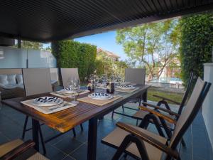 EsteponaAmazing Two Bedroom Apartment in Los Flamingos, Marbella的天井上的木桌和椅子