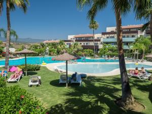Amazing Two Bedroom Apartment in Los Flamingos, Marbella内部或周边的泳池
