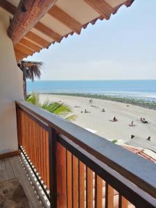 曼克拉Don Giovanni Mancora的享有海滩美景的阳台