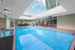 墨尔本Kimberley Gardens Hotel, Serviced Apartments and Serviced Villas的一个带玻璃天花板的大型游泳池