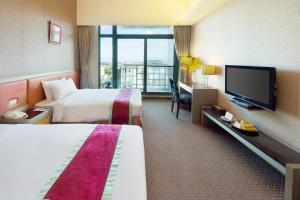 台东娜路弯花园酒店 的酒店客房设有两张床和一台平面电视。