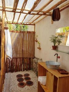 巴卡拉尔El Búho Glamping Bacalar的室外浴室设有水槽和淋浴。