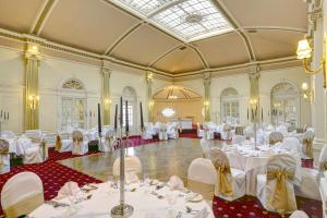 绍斯波特Royal Clifton Hotel的宴会厅配有白色的桌椅