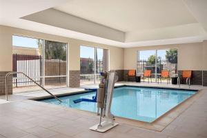 圣贝纳迪诺La Quinta Inn & Suites by Wyndham San Bernardino的在酒店房间的一个大型游泳池
