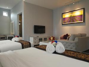 居銮卡萨比安卡酒店的酒店客房设有两张床和电视。