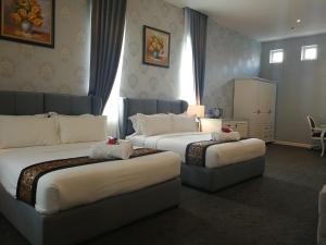 居銮卡萨比安卡酒店的酒店客房,设有两张床和一张沙发