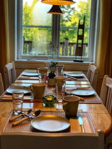 Segersta库勒巴卡宾馆的一张木桌,上面有盘子和餐具