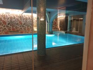 萨尔索马焦雷泰尔梅Hotel Ferrari的大楼内的大型游泳池