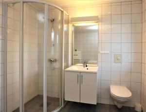 伯Beverøya Hytteutleie og Camping的带淋浴、盥洗盆和卫生间的浴室