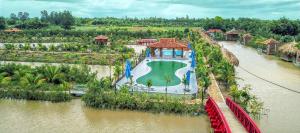 芹苴CASA ECO Mekong Resort的河流中央度假胜地的空中景观