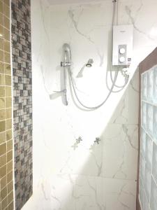 皮皮岛Phi Phi Maiyada Resort- SHA Certified的带淋浴的浴室,配有白色大理石墙
