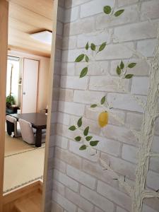 长崎GardenRoom bnb Yumyum的墙上有树,上面有柠檬