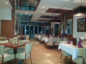 比耶洛波列法兰卡酒店的用餐室配有桌子和白色的椅子以及桌子。