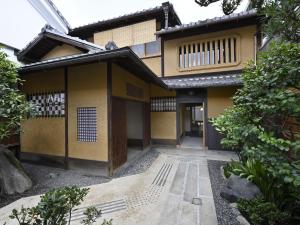 京都Kyo no Ondokoro NISHIJIN VILLA #5的享有带庭院的建筑的外部景色