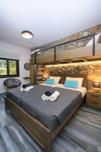 阿彻奇洛斯Aithonas Villa的一间卧室配有两张双层床和毛巾