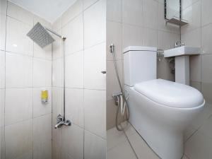米里OYO 89301 Ys Inn的一间带卫生间和淋浴的浴室