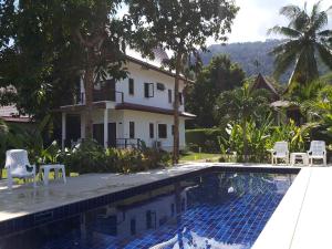 象岛郁金香海景别墅的房屋前有游泳池的房子