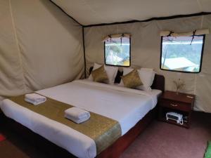 拉冲Ourguest Camp Lachung的帐篷内一间卧室,配有一张床