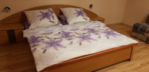圣卡尼兹Ferienwohnung Silvia的一间卧室,床上有紫色鲜花