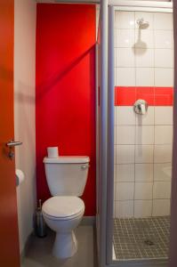 开普敦91 Loop Boutique Hostel的一间带卫生间和红色墙壁的浴室