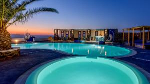 伊亚安尼摩米里洛斯酒店的享有度假村景致的游泳池