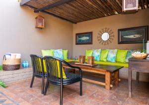 赫卢赫卢韦阿玛祖鲁旅馆及狩猎的客厅设有黄色的沙发和木桌