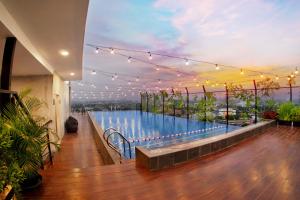塞尔蓬阿维亚瑞宾泰罗酒店的大楼内带灯的大型游泳池