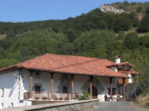 Odériz艾特萨托乡村民宿的路边有瓷砖屋顶的房子