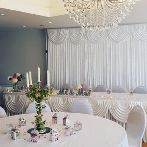 布莱克伍德Brewers Lodge的一间设有白色桌子、白色椅子和吊灯的房间