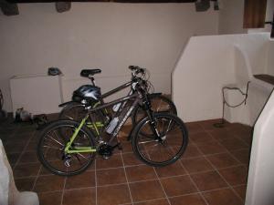 在艾特萨托乡村民宿内部或周边骑自行车