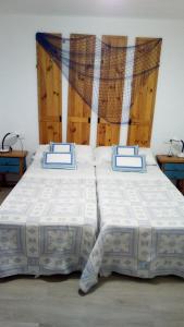 圣波拉PILARSEVAHOME-APARTAMENTO MARINERO的一间卧室配有两张带蓝白色枕头的床