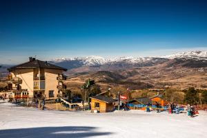 埃安吉卡尔排伊酒店的雪覆盖的山地的滑雪小屋