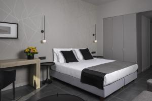 雅典Azur Suites的一间卧室配有一张床、一张桌子和一张书桌