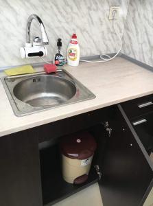 布拉戈耶夫格勒Central House的厨房柜台设有水槽和水桶