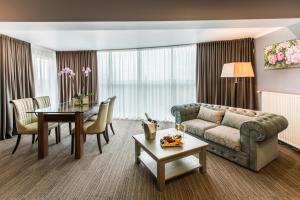 里加Bellevue Park Hotel Riga with FREE Parking的客厅配有沙发和桌子