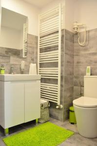 锡比乌KAYA STUDIO的一间带水槽、卫生间和镜子的浴室