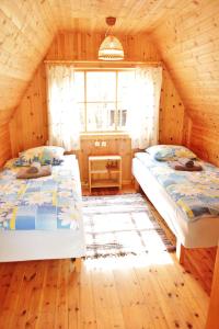 TagarannaKuuli Puhkemajad的小木屋内一间卧室,配有两张床