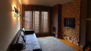 卡尼略Bosquet 1 HUT 7670的带沙发和木墙的客厅