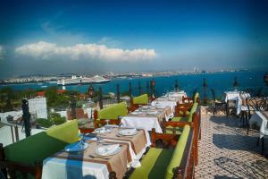 伊斯坦布尔迈特拉酒店的一排桌椅,享有海景