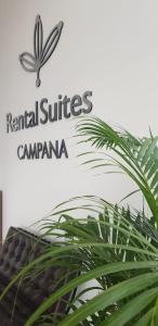 坎帕纳RENTAL SUITES CAMPANA的租赁套房的标志,种植植物
