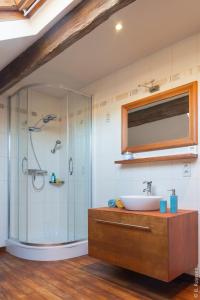 FlavionLes Petits Secrets de Nonna-Chambre d hote dinant的一间带玻璃淋浴和水槽的浴室