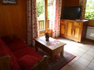 夏蒙尼-勃朗峰Chalet * Lioutraz *的带沙发、电视和桌子的客厅