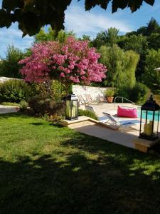 SolignacSous les Remparts的院子里有粉红色花的树