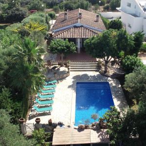 休达德亚Villa para 6 con piscina privada.的享有带游泳池的房屋的空中景致