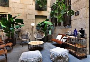 马德里加泰罗尼亚太阳门酒店的庭院设有桌椅和植物